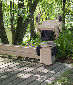 Elite Kurve Outdoor Treppenlift, Fußstützenarme und Sitz eingeklappt